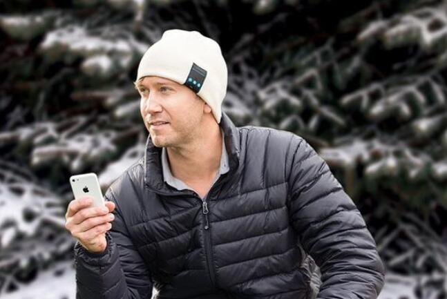 柔性電路板廠資訊：冷得不想碰手機(jī)了？戴上這個(gè)棉帽就可以打電話