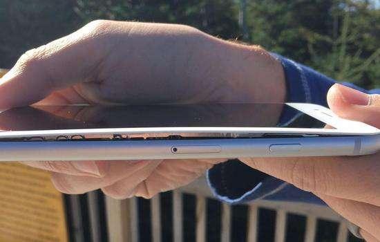 軟板廠之iPhone8再這么裂下去，喬布斯的棺材板該開了