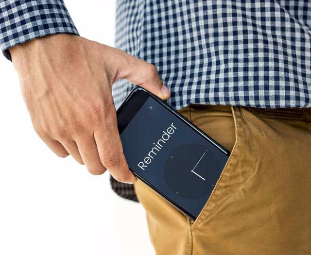 軟板廠你有想過,手機(jī)揣兜里，屏幕應(yīng)該貼腿還是朝外嗎？