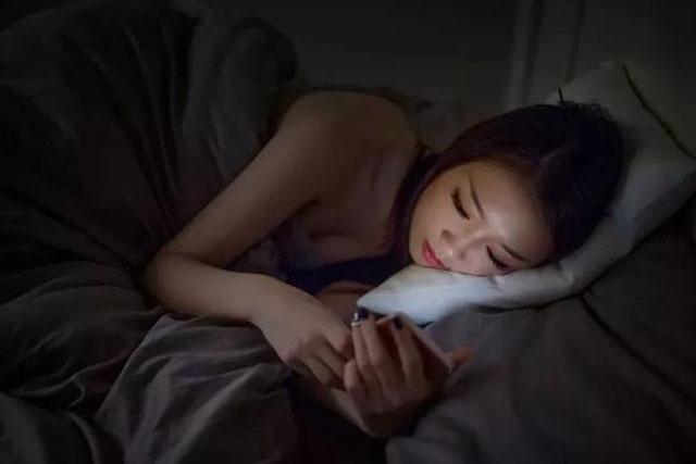 電池軟板廠之在床上玩手機(jī)的十大危害