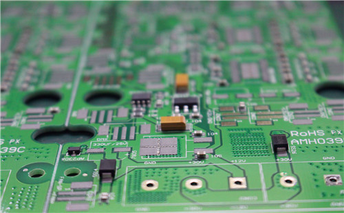 軟板之為解決半導(dǎo)體供應(yīng)短缺問題，全球半導(dǎo)體廠商迅速增產(chǎn)